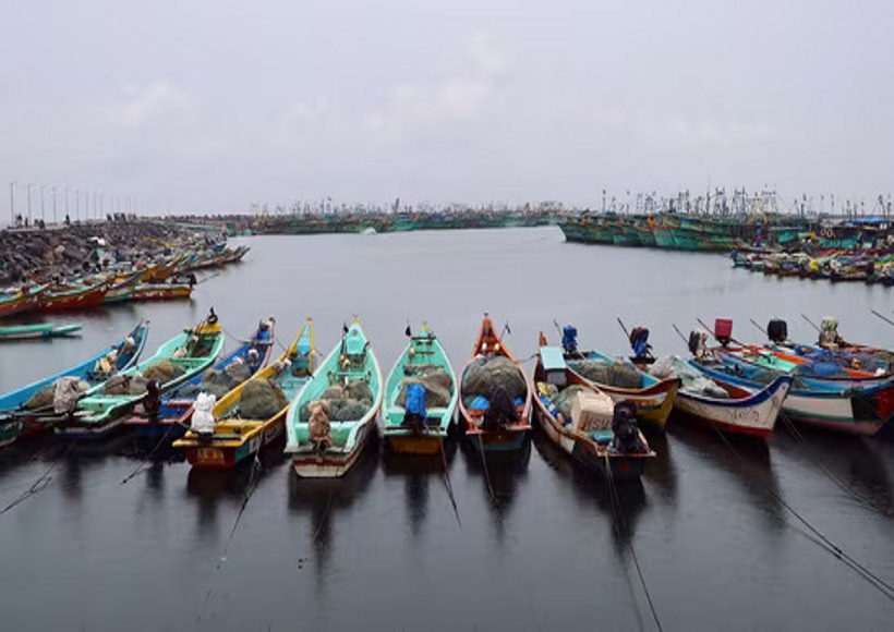 चेन्नई में भारी बारिश के पूर्वानुमान के बाद कासिमेदु मछली पकड़ने के बंदरगाह पर खड़ी नौकाओं की फाइल फोटो