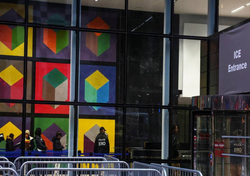 लोग न्यूयॉर्क शहर में अमेरिकी सरकारी कार्यालय भवन के आव्रजन न्यायालय में प्रवेश करने के लिए कतार में प्रतीक्षा करते हुए