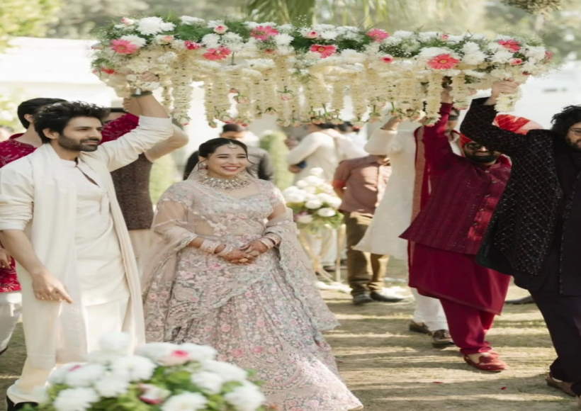 कार्तिक आर्यन और उनकी बहन कृतिका तिवारी (तस्वीर क्रेडिट@MissMalini)