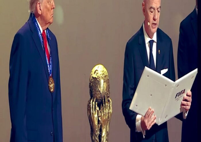 फीफा ने डोनाल्ड ट्रंप को दिया शांति पुरस्कार (तस्वीर क्रेडिट@Desidude175)