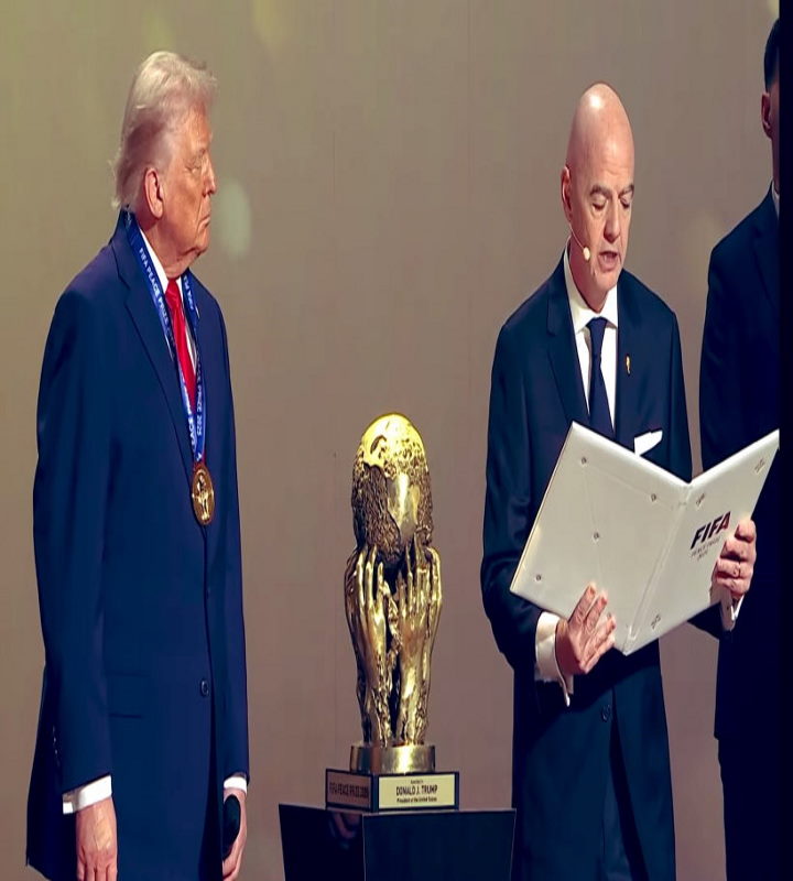 फीफा ने डोनाल्ड ट्रंप को दिया शांति पुरस्कार (तस्वीर क्रेडिट@Desidude175)