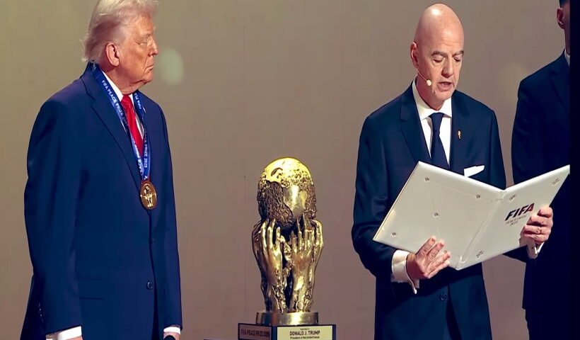 फीफा ने डोनाल्ड ट्रंप को दिया शांति पुरस्कार (तस्वीर क्रेडिट@Desidude175)
