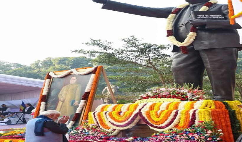 प्रधानमंत्री मोदी बाबा साहब डॉ. भीमराव अंबेडकर को श्रद्धांजलि अर्पित करते हुए (तस्वीर क्रेडिट@MahendraForBJP)