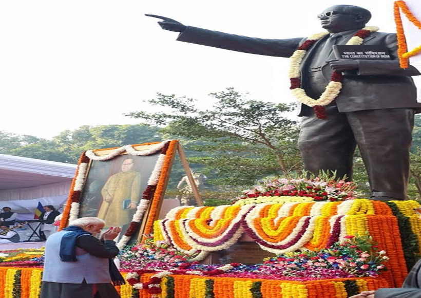 प्रधानमंत्री मोदी बाबा साहब डॉ. भीमराव अंबेडकर को श्रद्धांजलि अर्पित करते हुए (तस्वीर क्रेडिट@MahendraForBJP)