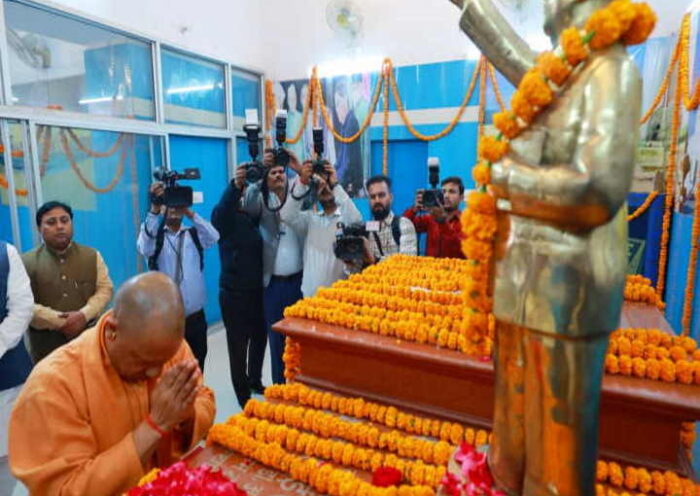 योगी आदित्यनाथ ने बाबा साहेब आंबेडकर के महापरिनिर्वाण दिवस पर दी श्रद्धांजलि (तस्वीर क्रेडिट@CMOfficeUP)