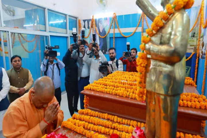 योगी आदित्यनाथ ने बाबा साहेब आंबेडकर के महापरिनिर्वाण दिवस पर दी श्रद्धांजलि (तस्वीर क्रेडिट@CMOfficeUP)