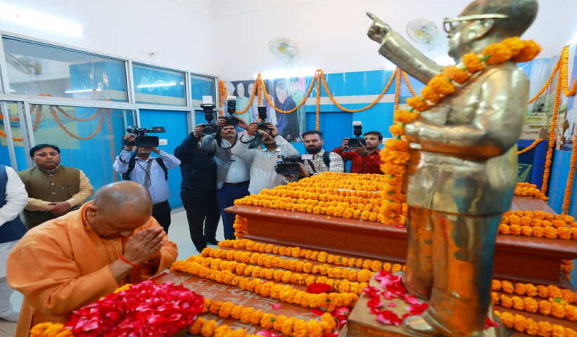 योगी आदित्यनाथ ने बाबा साहेब आंबेडकर के महापरिनिर्वाण दिवस पर दी श्रद्धांजलि (तस्वीर क्रेडिट@CMOfficeUP)