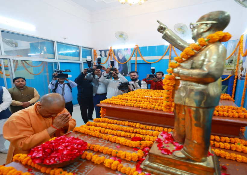 योगी आदित्यनाथ ने बाबा साहेब आंबेडकर के महापरिनिर्वाण दिवस पर दी श्रद्धांजलि (तस्वीर क्रेडिट@CMOfficeUP)