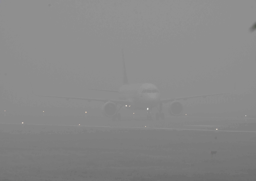घने कोहरे से दिल्ली–एनसीआर समेत उत्तर और पूर्वी भारत में उड़ानें प्रभावित (तस्वीर क्रेडिट@AIRNewsHindi)