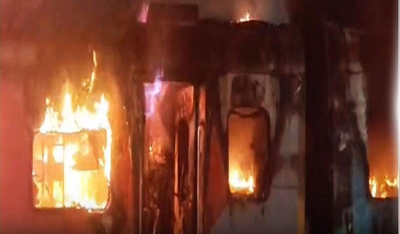 टाटानगर–एर्नाकुलम एक्सप्रेस में आग (तस्वीर क्रेडिट@kokilasuba8)