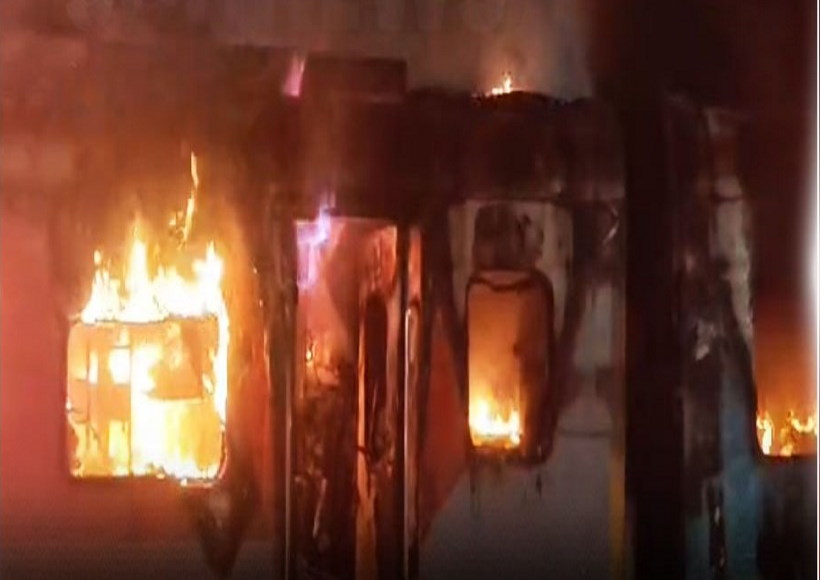 टाटानगर–एर्नाकुलम एक्सप्रेस में आग (तस्वीर क्रेडिट@kokilasuba8)