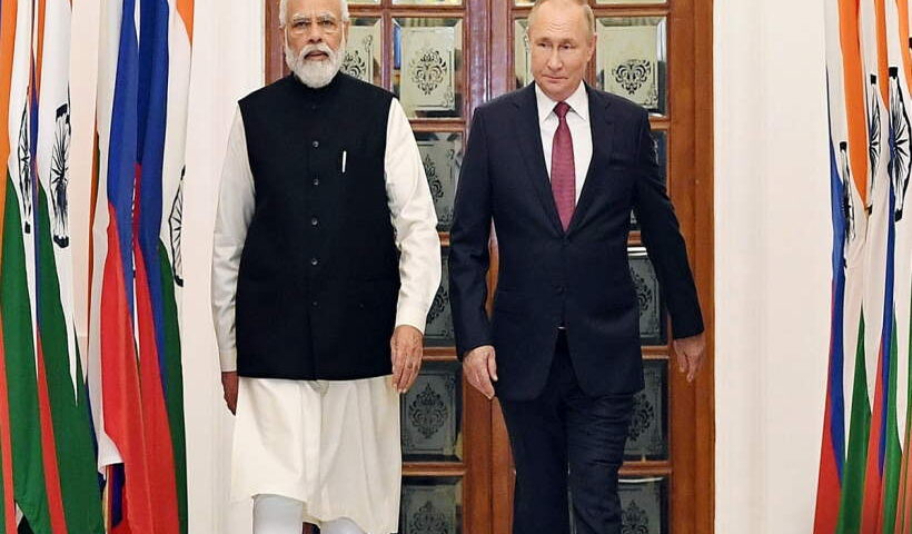 प्रधानमंत्री नरेंद्र मोदी और रूसी राष्ट्रपति व्लादिमीर पुतिन (तस्वीर क्रेडिट@MumbaichaDon)