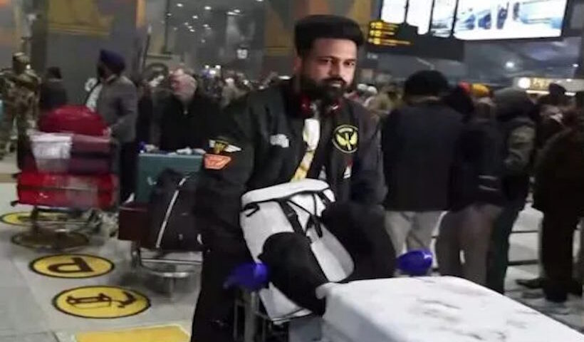 ईरान से लौटे भारतीयों के स्वागत में दिल्ली एयरपोर्ट पर भावनाओं का सैलाब (तस्वीर क्रेडिट@OpIndia_in)