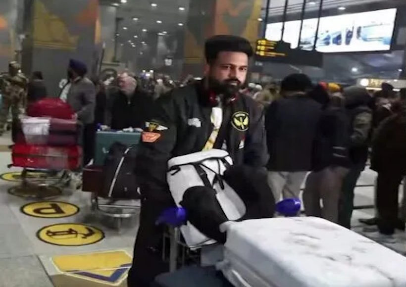 ईरान से लौटे भारतीयों के स्वागत में दिल्ली एयरपोर्ट पर भावनाओं का सैलाब (तस्वीर क्रेडिट@OpIndia_in)