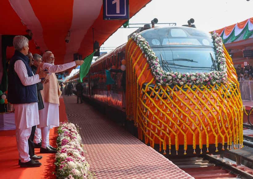 प्रधानमंत्री मोदी करेंगे देश की पहली वंदे भारत स्लीपर ट्रेन का उद्घाटन (तस्वीर क्रेडिट@KapilMishra_IND)