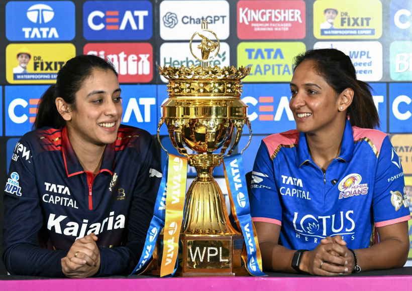 मुंबई इंडियंस की कप्तान हरमनप्रीत कौर और आरसीबी की कप्तान स्मृति मंधाना (तस्वीर क्रेडिट@kreedajagat)