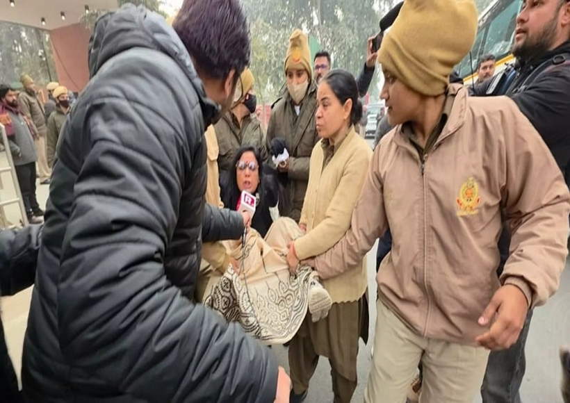 आई-पीएसी छापों के विरोध में टीएमसी का दिल्ली में प्रदर्शन (तस्वीर क्रेडिट@OpIndia_in)