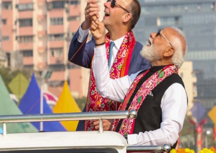 पीएम मोदी और जर्मन चांसलर मर्ज ने पतंगबाजी करते हुए (तस्वीर क्रेडिट@Starboy2079)