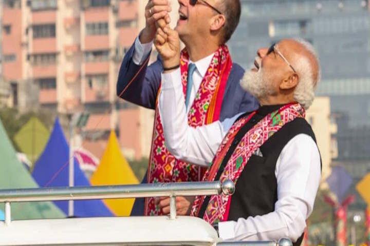 पीएम मोदी और जर्मन चांसलर मर्ज ने पतंगबाजी करते हुए (तस्वीर क्रेडिट@Starboy2079)