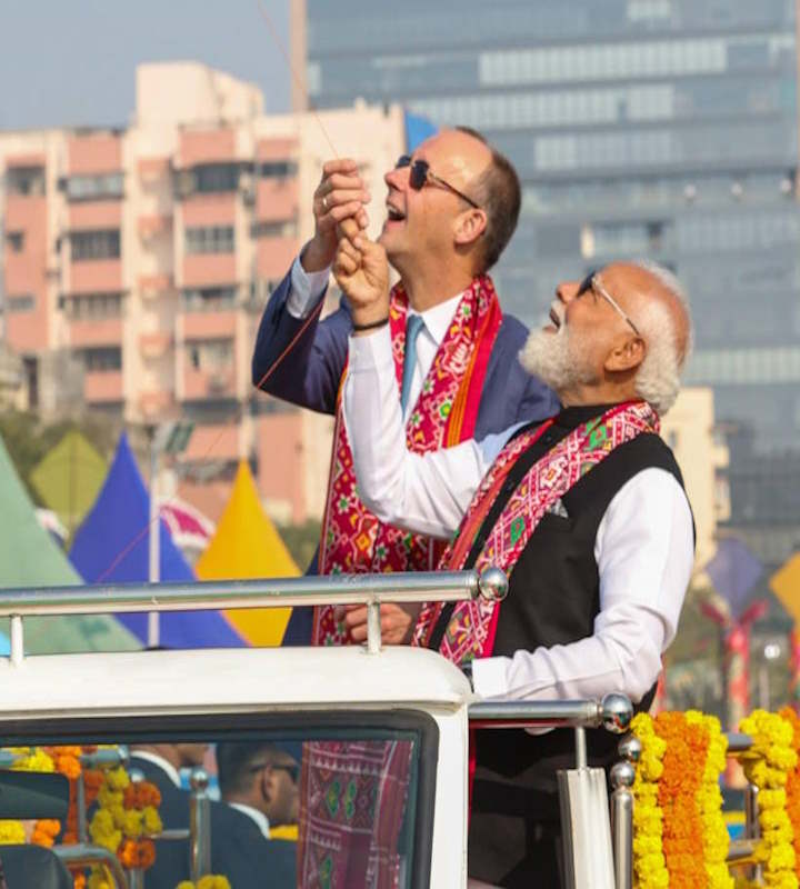 पीएम मोदी और जर्मन चांसलर मर्ज ने पतंगबाजी करते हुए (तस्वीर क्रेडिट@Starboy2079)