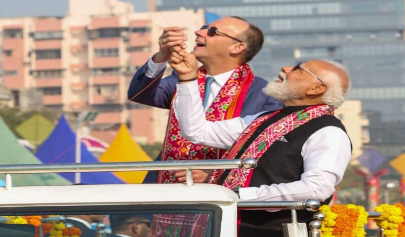 पीएम मोदी और जर्मन चांसलर मर्ज ने पतंगबाजी करते हुए (तस्वीर क्रेडिट@Starboy2079)