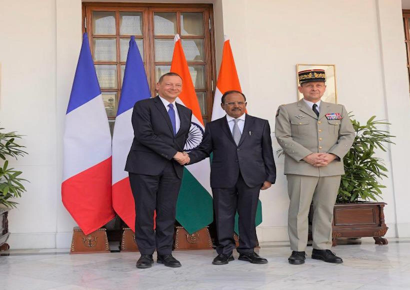 भारत के राष्ट्रीय सुरक्षा सलाहकार अजीत डोभाल और फ्रांसीसी राष्ट्रपति के राजनयिक सलाहकार इमैनुएल बोन (तस्वीर क्रेडिट@NayanimaBasu)