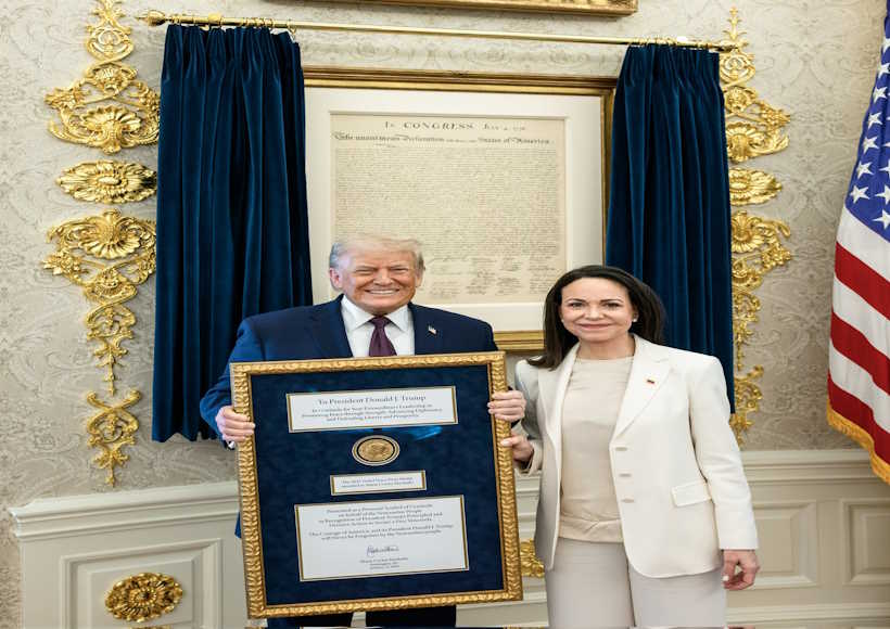 मारिया कोरिना मचाडो ने राष्ट्रपति डोनाल्ड ट्रंप को भेंट किया नोबेल शांति पुरस्कार का मेडल (तस्वीर क्रेडिट@daiya_dwarka)