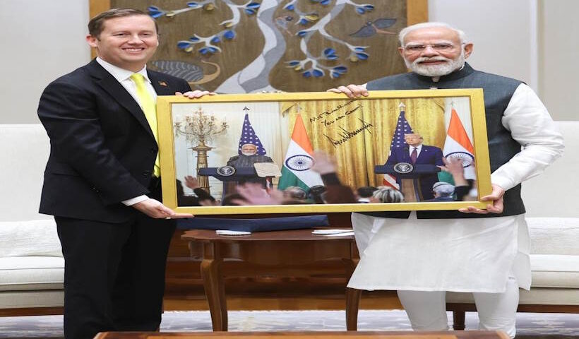 सर्जियो गोर और प्रधानमंत्री नरेंद्र मोदी (तस्वीर क्रेडिट@narendramodi)