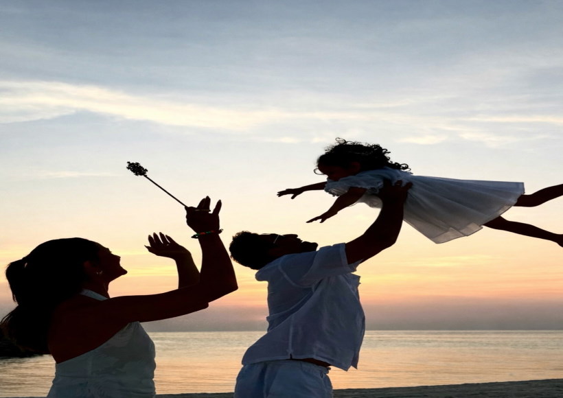 आलिया समुद्र किनारे अपने पति और अभिनेता रणबीर कपूर तथा बेटी राहा के साथ (तस्वीर क्रेडिट@abhattupdates)