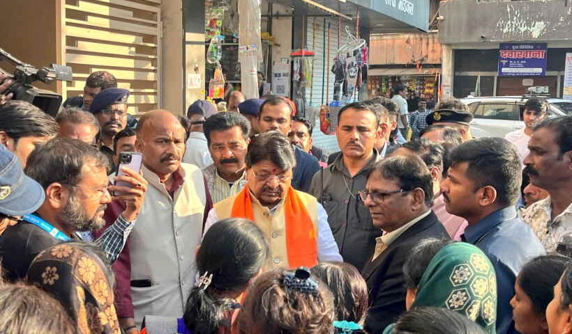 इंदौर के भागीरथपुरा में दूषित पानी से कई मौतों के बाद चिंतित स्थानीय लोग (तस्वीर क्रेडिट@KailashOnlin)