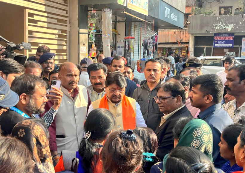 इंदौर के भागीरथपुरा में दूषित पानी से कई मौतों के बाद चिंतित स्थानीय लोग (तस्वीर क्रेडिट@KailashOnlin)