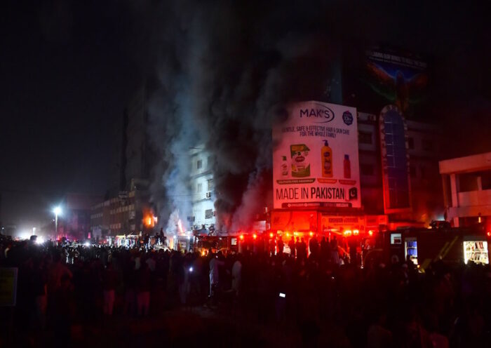 कराची के गुल प्लाजा अग्निकांड (तस्वीर क्रेडिट@AIRNewsHindi)