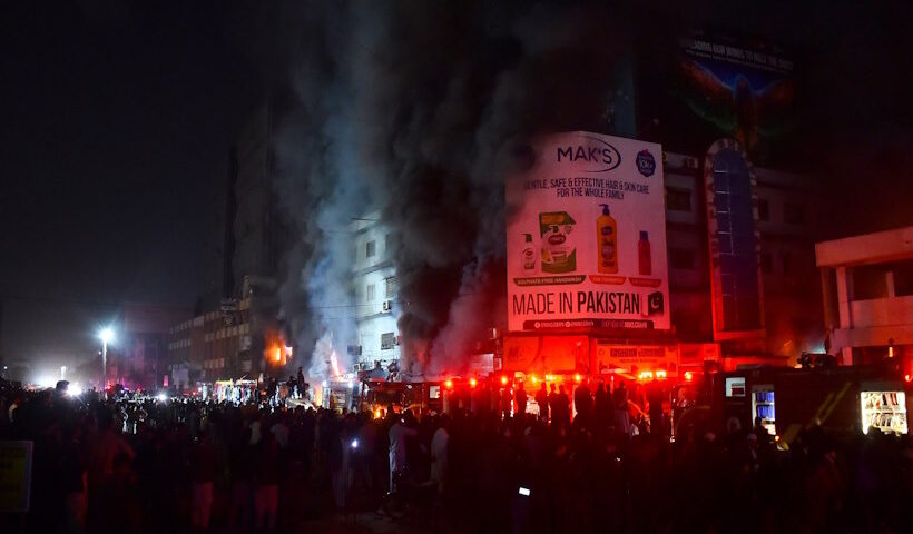 कराची के गुल प्लाजा अग्निकांड (तस्वीर क्रेडिट@AIRNewsHindi)