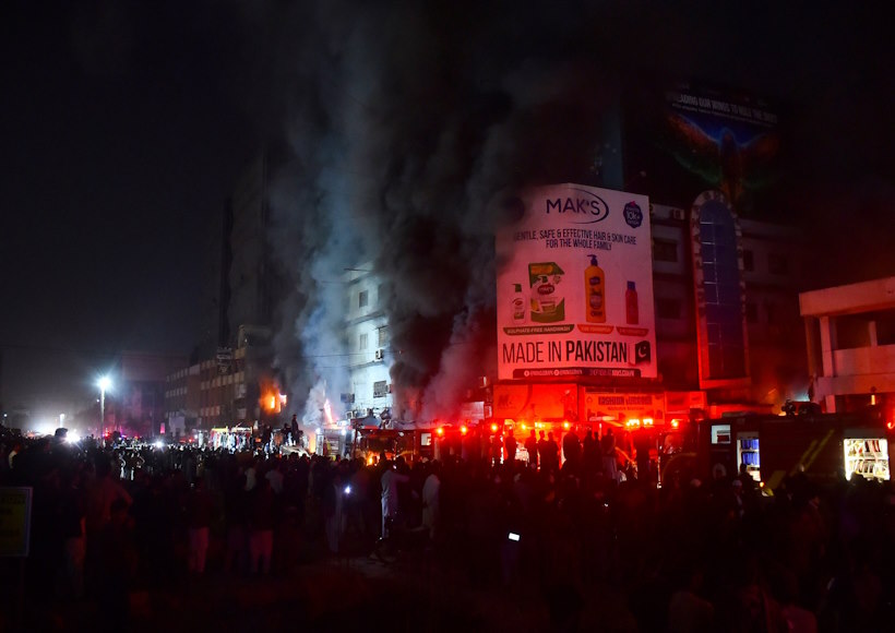 कराची के गुल प्लाजा अग्निकांड (तस्वीर क्रेडिट@AIRNewsHindi)