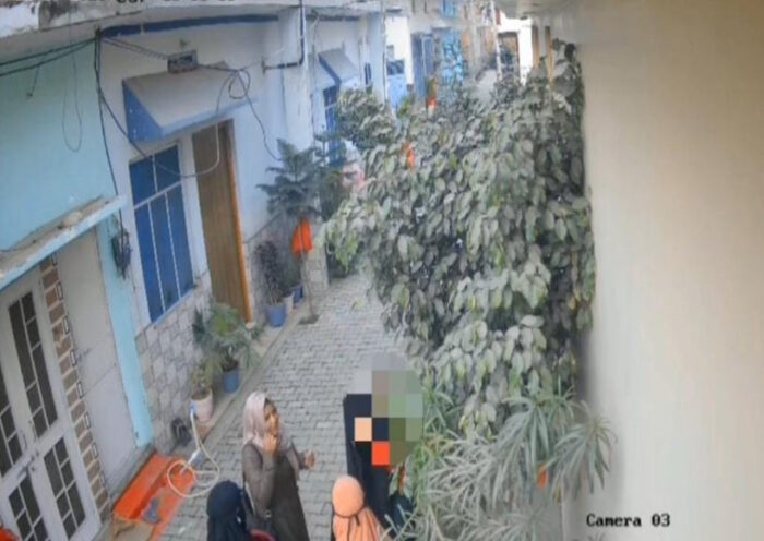 मुरादाबाद में हिंदू छात्रा को बुर्का पहनाने पर बवाल (तस्वीर क्रेडिट@Asifansari9410)