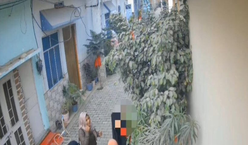 मुरादाबाद में हिंदू छात्रा को बुर्का पहनाने पर बवाल (तस्वीर क्रेडिट@Asifansari9410)