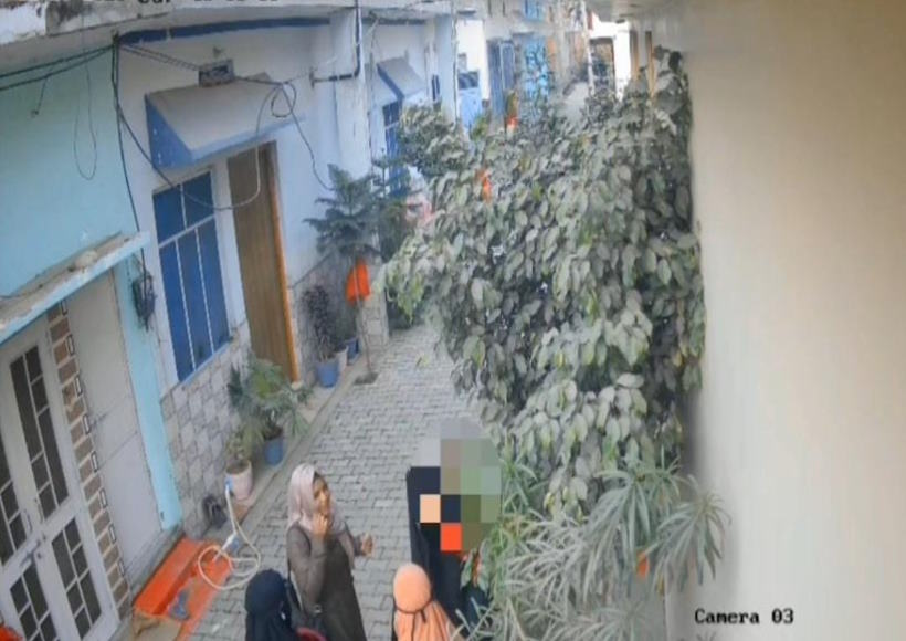 मुरादाबाद में हिंदू छात्रा को बुर्का पहनाने पर बवाल (तस्वीर क्रेडिट@Asifansari9410)