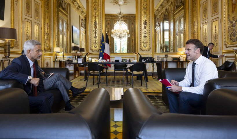 पेरिस में मैक्रों से मिले एस. जयशंकर (तस्वीर क्रेडिट@DrSJaishankar)