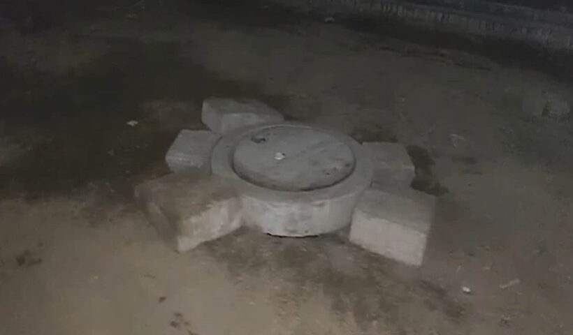 रोहिणी में खुला सीवर बना मौत का गड्ढा (तस्वीर क्रेडिट@eshaniverma809)