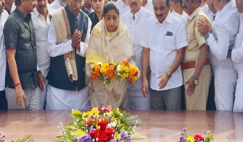यशवंतराव चव्हाण की विरासत की नई वाहक बनीं सुनेत्रा पवार (तस्वीर क्रेडिट@MahaDGIPR)