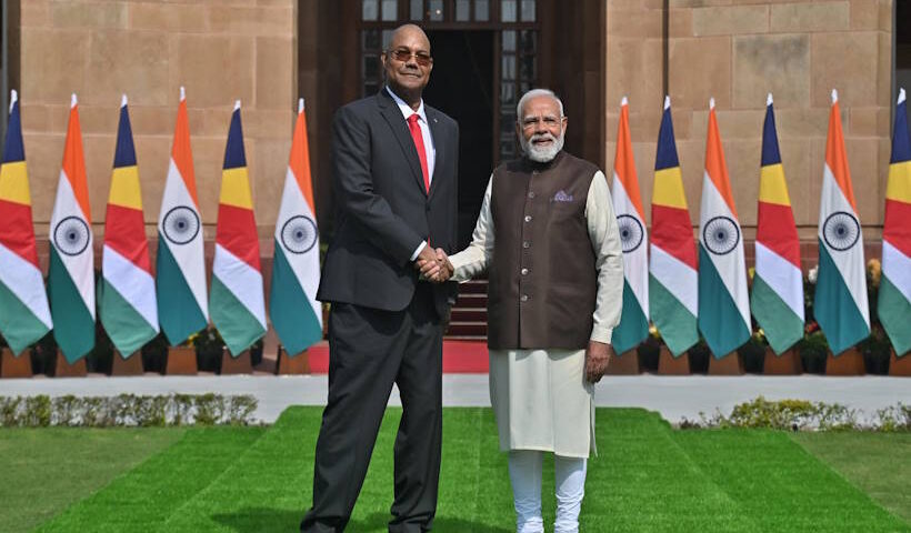 भारत के प्रधानमंत्री नरेंद्र मोदी और सेशेल्स गणराज्य के राष्ट्रपति डॉ. पैट्रिक हर्मिनी (तस्वीर क्रेडिट@narendramodi)