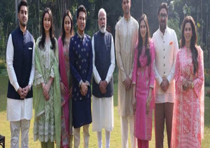 अर्जुन तेंदुलकर की शादी का न्योता लेकर पीएम मोदी से मिले सचिन (तस्वीर क्रेडिट@kakabhukal)