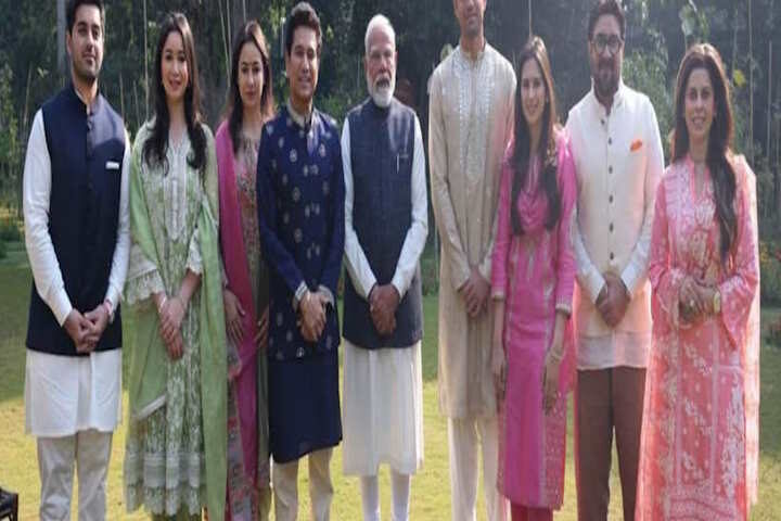 अर्जुन तेंदुलकर की शादी का न्योता लेकर पीएम मोदी से मिले सचिन (तस्वीर क्रेडिट@kakabhukal)