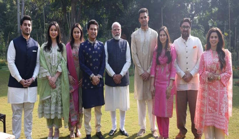 अर्जुन तेंदुलकर की शादी का न्योता लेकर पीएम मोदी से मिले सचिन (तस्वीर क्रेडिट@kakabhukal)