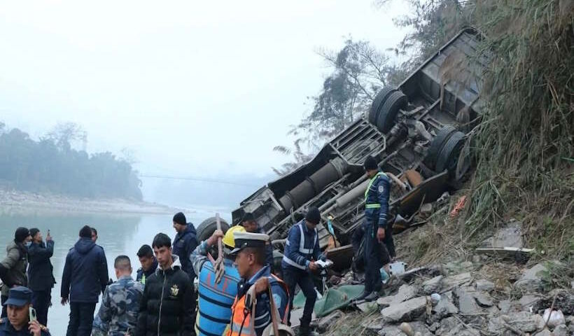 नेपाल के धादिंग में भीषण बस हादसा (तस्वीर क्रेडिट@airnewsalerts)