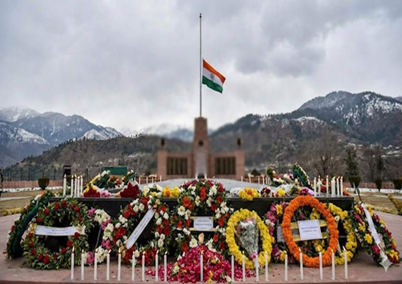 पुलवामा हमले की सातवीं बरसी पर देश ने 40 वीर जवानों को किया नमन (तस्वीर क्रेडिट@NariKesari)
