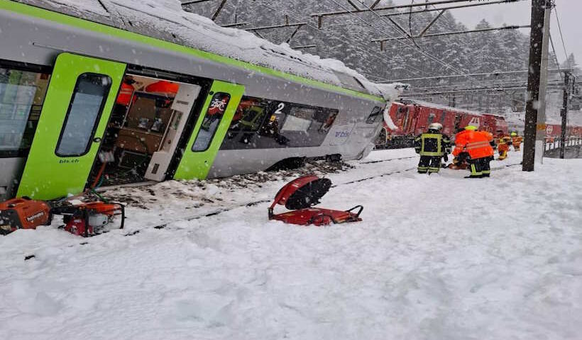 स्विट्जरलैंड में बर्फीले तूफान का कहर,ट्रेन पटरी से उतरी (तस्वीर क्रेडिट@bergwelt_me)