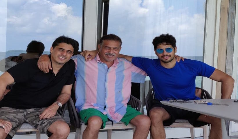 सिद्धार्थ मल्होत्रा अपने पिता सुनील मल्होत्रा के साथ (तस्वीर क्रेडिट@SidMalhotra)