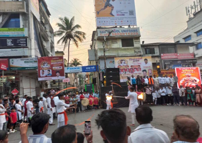 छत्रपति शिवाजी महाराज जयंती पर शिवनेरी किले में रेलिंग टूटी (तस्वीर क्रेडिट@sjoshi)