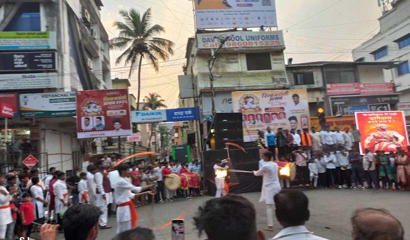 छत्रपति शिवाजी महाराज जयंती पर शिवनेरी किले में रेलिंग टूटी (तस्वीर क्रेडिट@sjoshi)